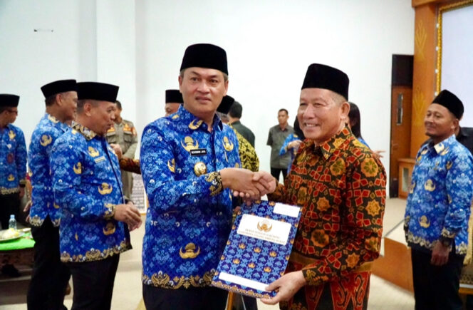 
					Bupati tubaba serahkan taliasih kepada ASN purna bakti