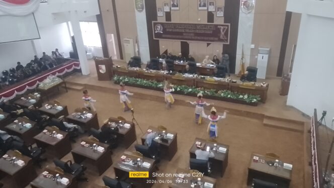 
					Paripurna DPRD istimewa HUT Ke-17 TUBABA: tumbuh berdaya bersama menuju kemajuan.