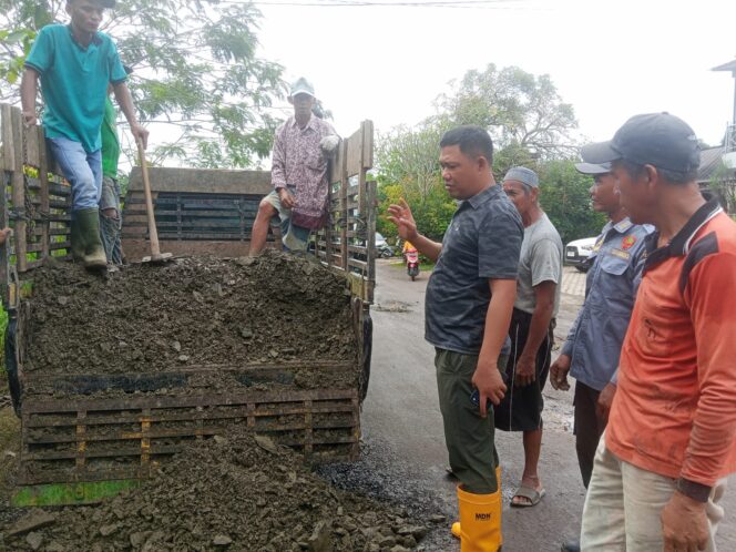 
					Wabup Nadirsyah Kembali Gotong Royong Bersama Warga Tunas Asri dan Tirta Makmur‎