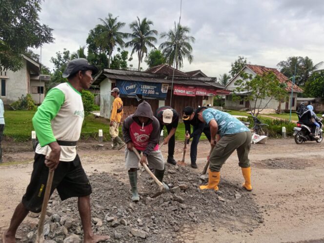 
					WABUP NADIRSYAH KOBAKAR SEMANGAT KEBERSAMAAN! JALAN RUSAK DI MARGO MULYO DIBENAHI BERSAMA, PEMERINTAH DAN WARGA SATU HATI