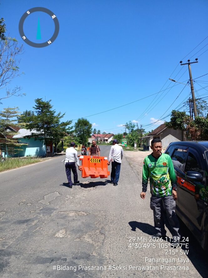 
					bergerak cepat menangani kerusakan di sejumlah ruas jalan utama yang menjadi jalur utama warga