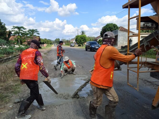 
					Respons Keluhan Warga, Dinas PUPR Tubaba Segera Perbaiki Jalan Rusak Secara Darurat