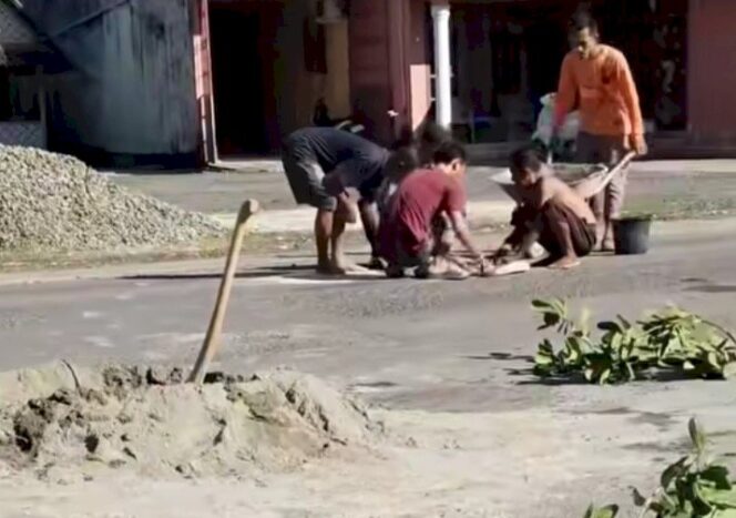 
					Demi Nyawa, Warga Tambal ‘Jalan Maut’ di Depan PONED Panaragan Jaya Secara Swadaya