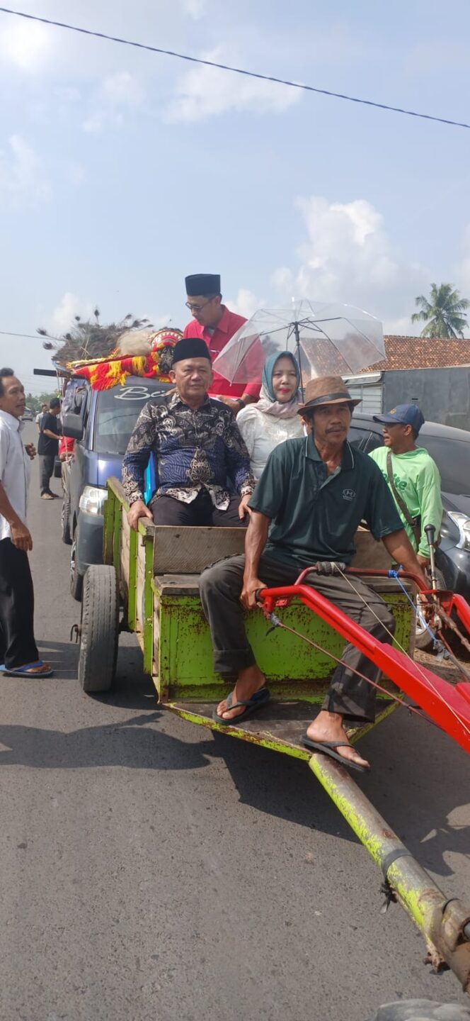 
					Naik Traktor Bersama Istri, Hendarwan Diantar Ratusan Warga Daftar Pilkati Pulung Kencana